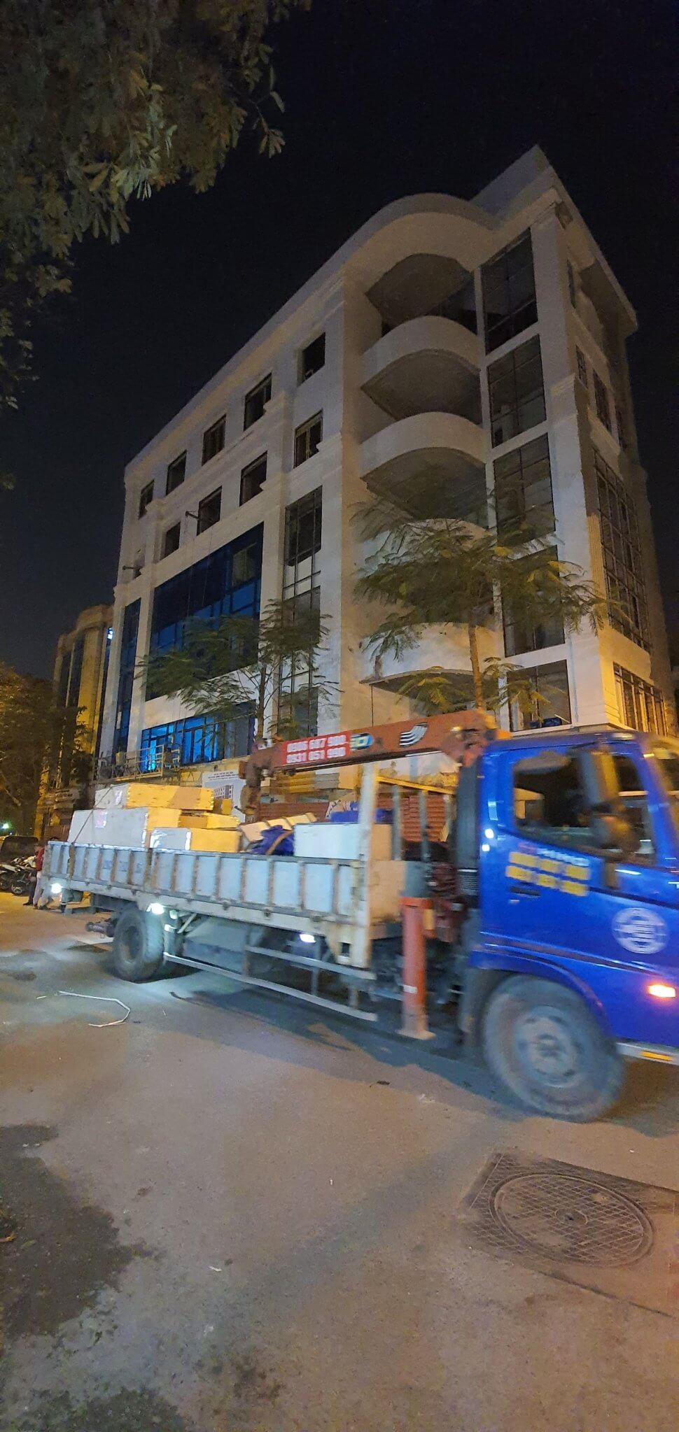 hàng về chân công trình Ủy ban phường trúc bạch