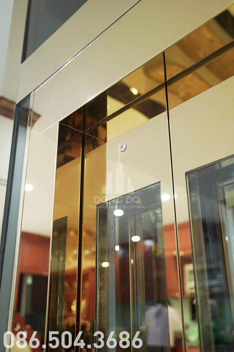 1.Thang-vang-hoang-gia---Ms-Dieu---goc-cua-thang-may